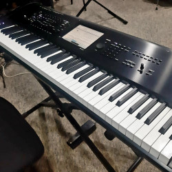 Korg kronos X73 klaviatura sentizator təcili satılır  4500