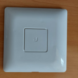 Unifi acces point çox güclü əhatə dairəsi var. 2.4 Ghz və 5