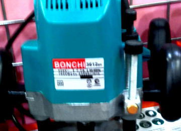 Frez Bonchi 1600 watt gücündədir. 12 mmlik bıçaqla işləyən