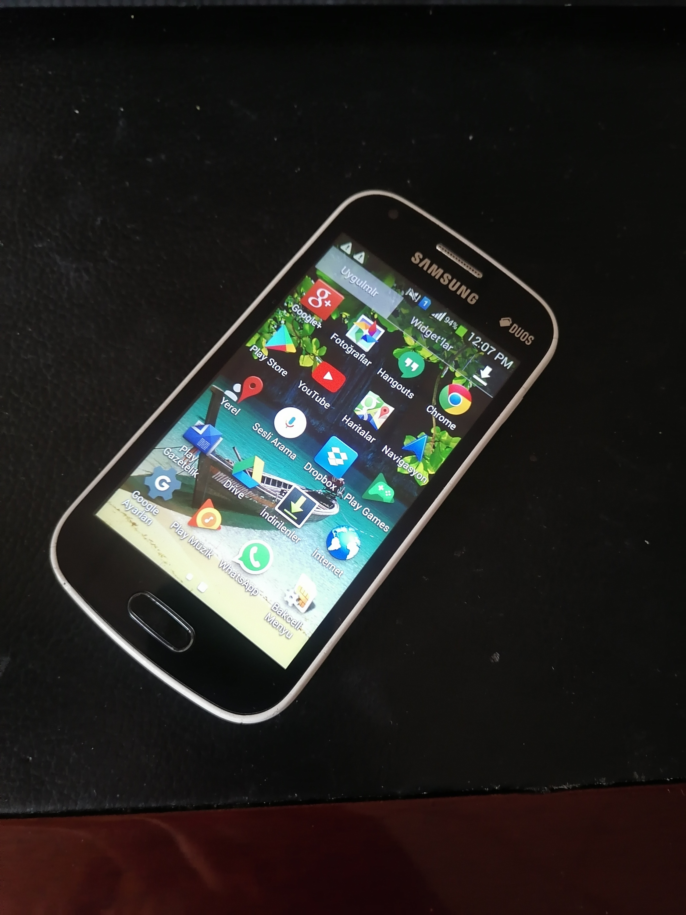 Samsung Duos markalı telefondur. Problemsiz işləyir. Evde