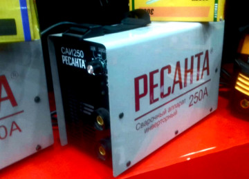 Svarka (Qaynaq aparatı ) Resanta 250 amper gücündədir.
