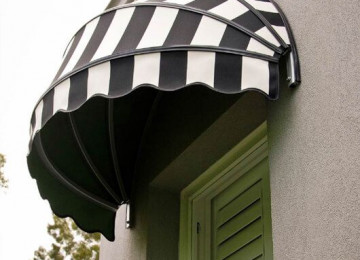 Qapının, veranda qapısının və ya pəncərənin üstündəki bina