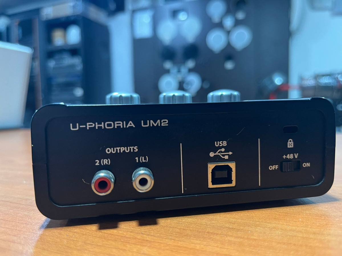 Behringer U-phoria Um2 usb ses karti MIDAS mikrofon ön gücləndiricisi ilə Behringer U-Phoria UM2