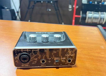 MIDAS mikrofon ön gücləndiricisi ilə Behringer U-Phoria UM2