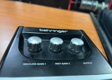 MIDAS mikrofon ön gücləndiricisi ilə Behringer U-Phoria UM2