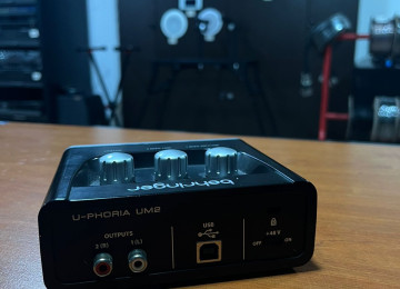 MIDAS mikrofon ön gücləndiricisi ilə Behringer U-Phoria UM2