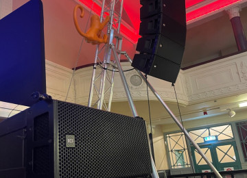 RCF Line Array səs sistemi professional səs sistemidir.