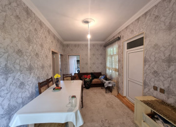 ZABRATIN TAM MERKEZINDE 3 OTAQLI EV SATILIR. Zabrat qes.81