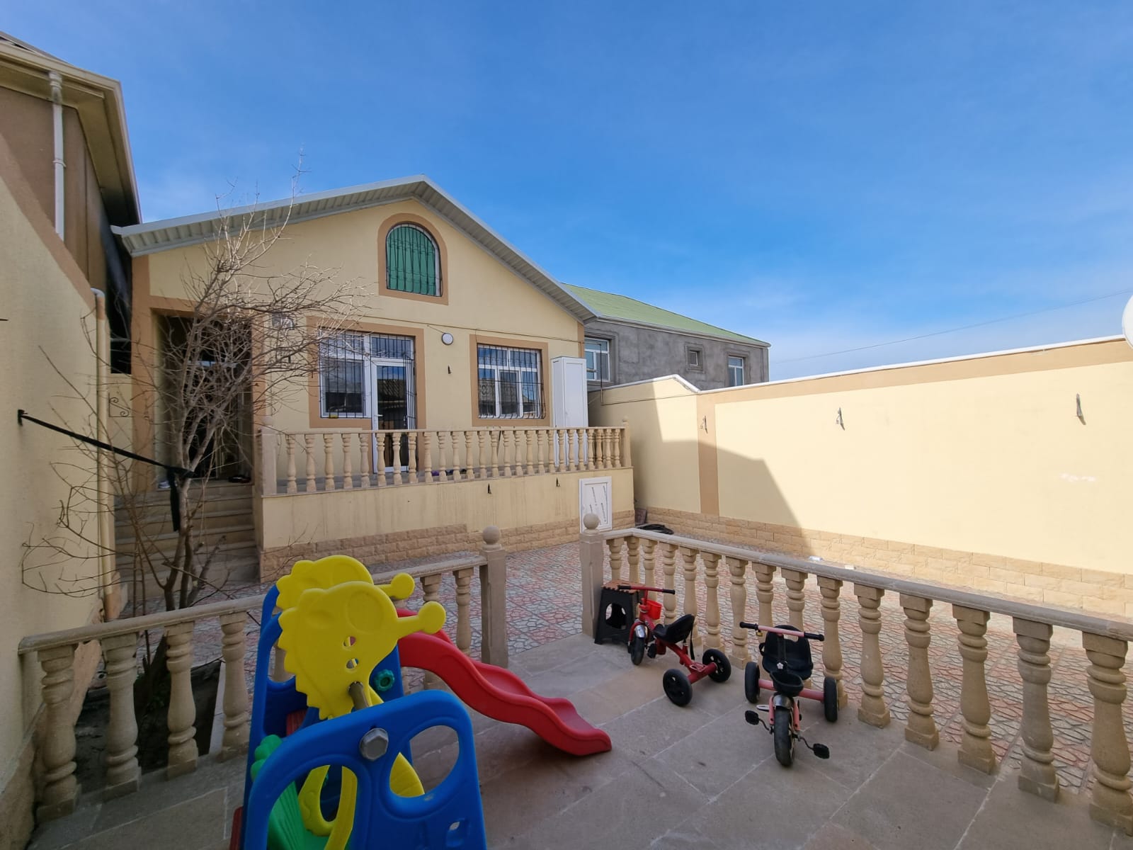 Zabrat 1 qesebesinde mescide yaxin yerde esas yola yaxin