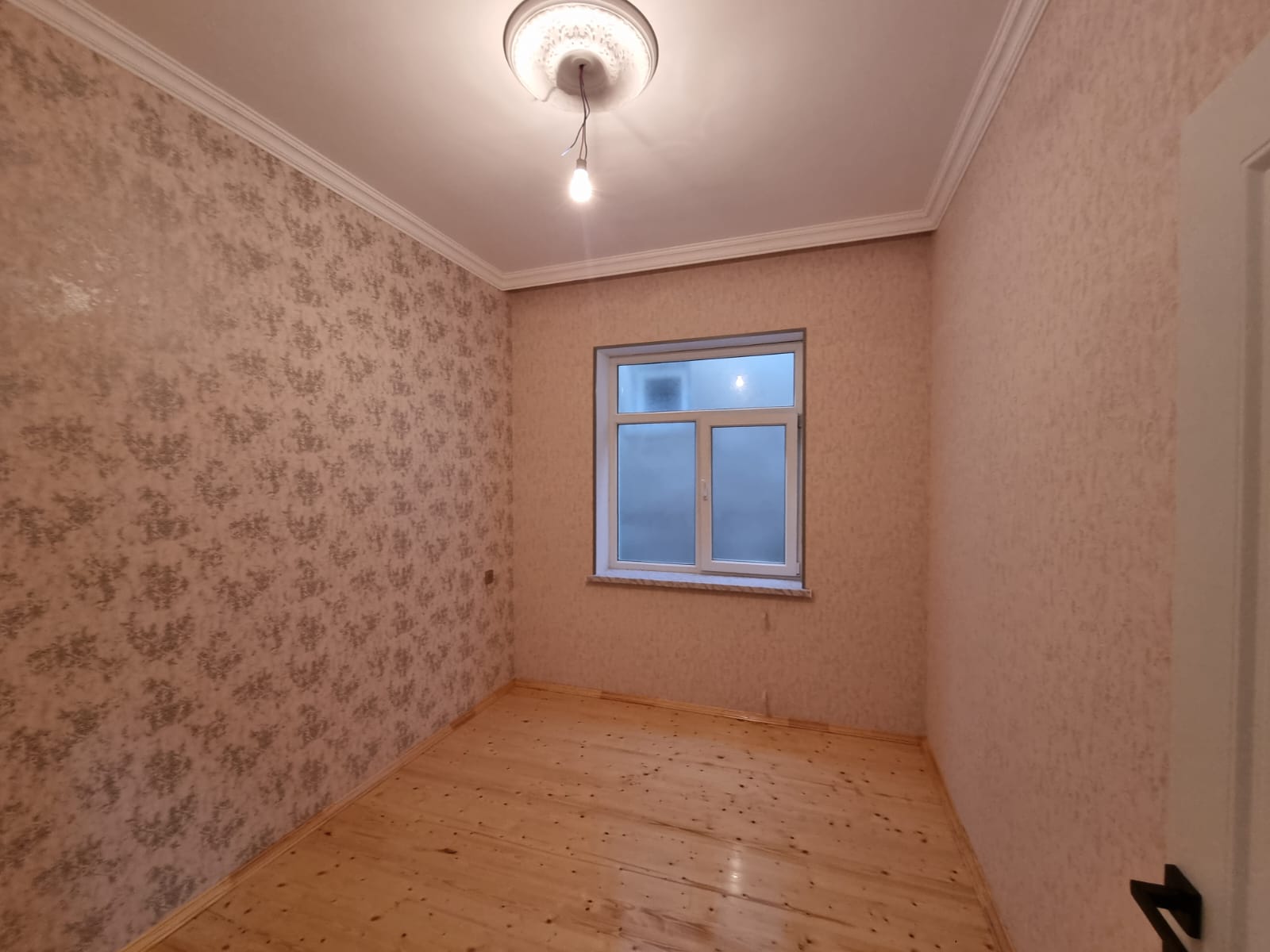 Zabrat qesebesinde QAİ arxa yolunda,paliklinikaya yaxin,FF