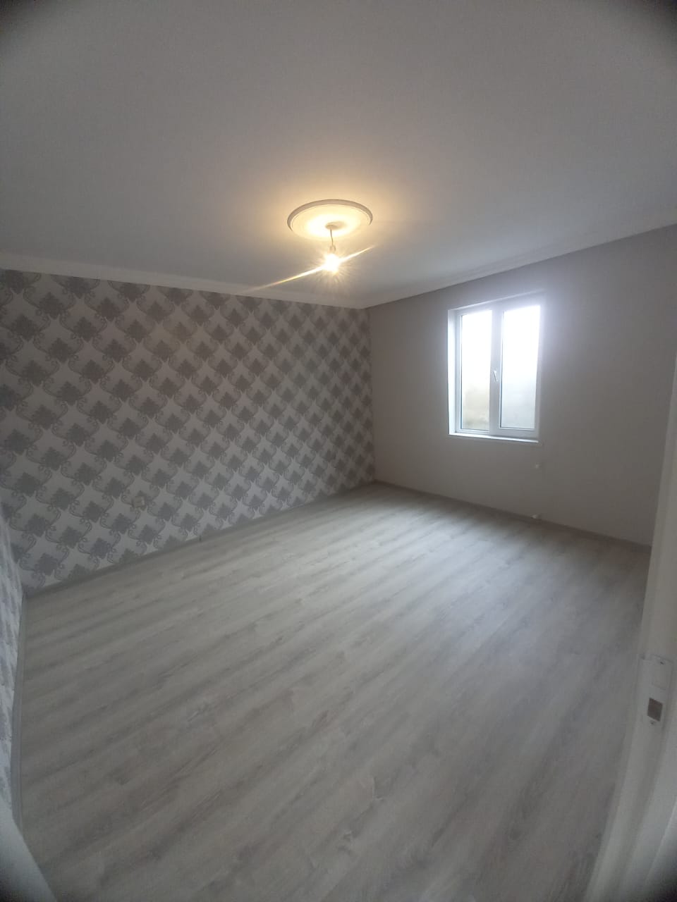 Zabrat qes.Ats yolu 2 sotda 65 kvm.sahesi olan 2 otaqli ev