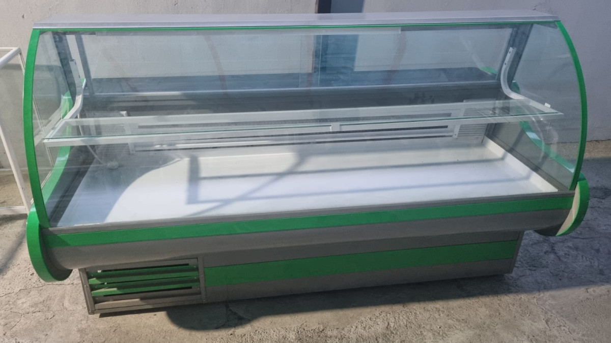 Vitrin soyuducu Kolbasa vitrini 2 m qiyməti 700 azn satılır. Ünvan