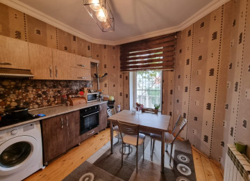 Maştaga qəsəbəsində Məmmədyarov dairesi yaninda,esas yoldan