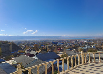 Naxçıvan şəhərin tam mərkəzində əla təmirli evi ailə ilə