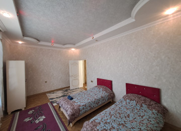 Naxçıvan şəhərin tam mərkəzində əla təmirli evi ailə ilə