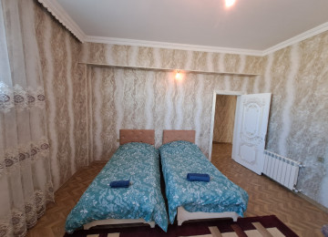 Naxçıvan şəhərin tam mərkəzində əla təmirli evi ailə ilə