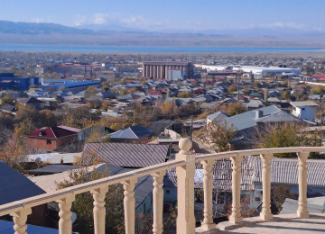 Naxçıvan şəhərin tam mərkəzində əla təmirli evi ailə ilə