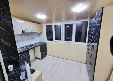 Qara Qarayev metrosuna 1 dəqiqəlik piyada məsafədə . Abad