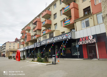 Qara Qarayev metrosuna 1 dəqiqəlik piyada məsafədə . Abad