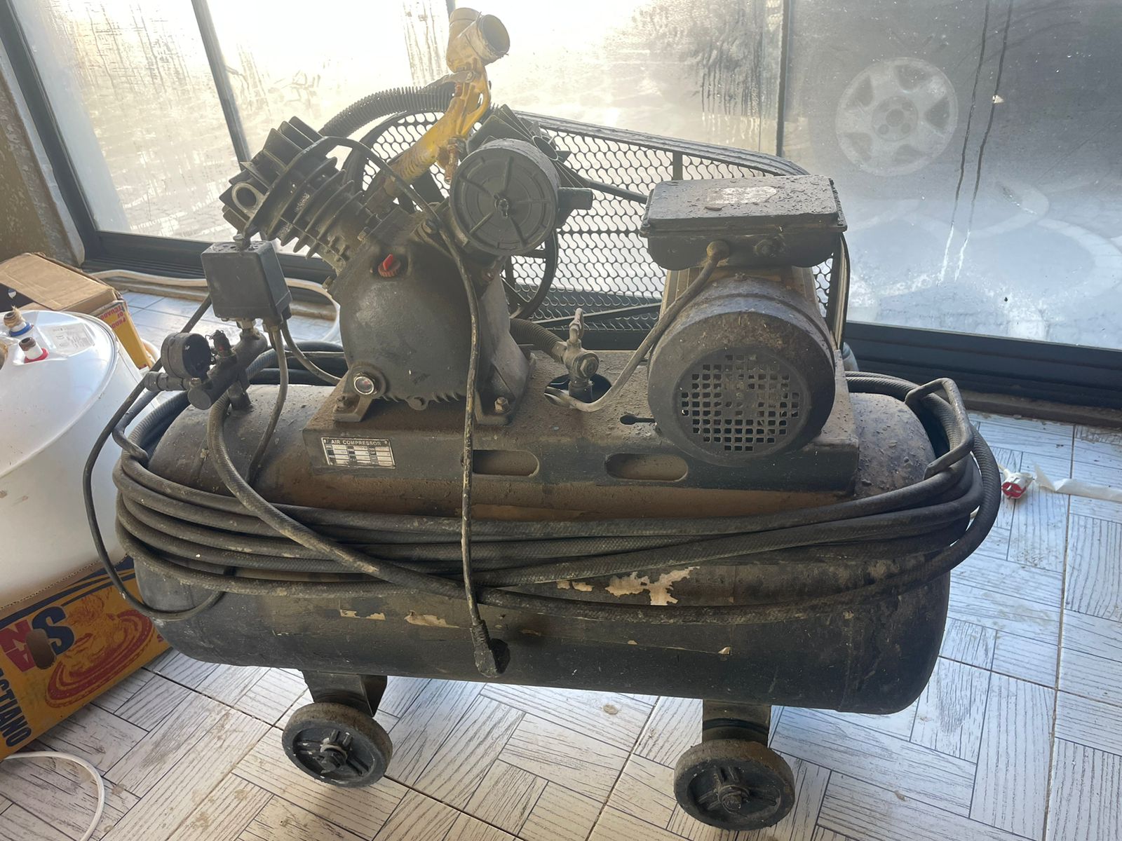 0 faza 100 lt hava kompressoru 430 azn satılır. 1 sezon