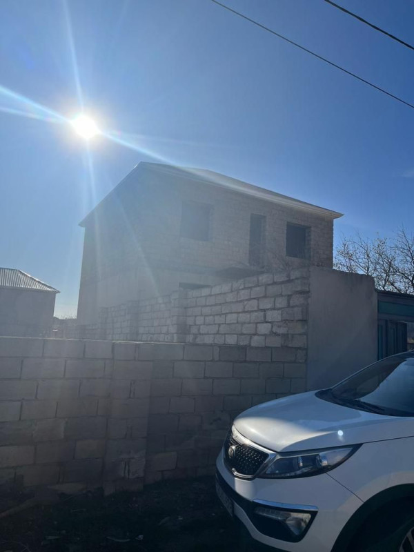 heyet evi Kürdəxanının mərkəzi, yolun 50 metr kənarında,Zeytun