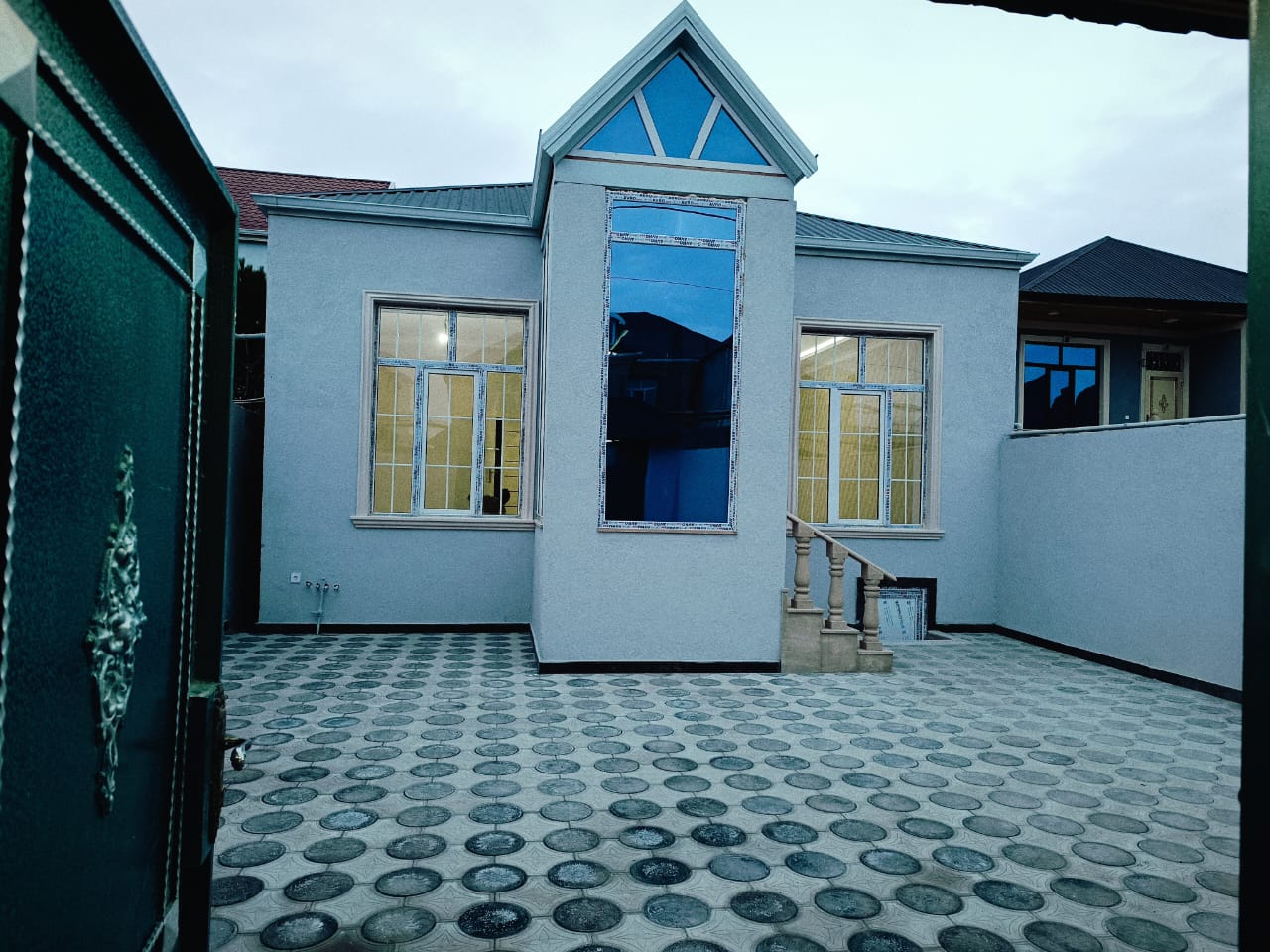 ÖZUNE TİKİLMİŞ EV TECİIİ SATİLİR! Zabrat Məhəmmədi yolunda