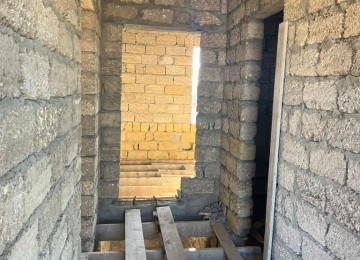 Kürdəxanının mərkəzi, yolun 50 metr kənarında,Zeytun