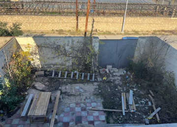 Kürdəxanının mərkəzi, yolun 50 metr kənarında,Zeytun