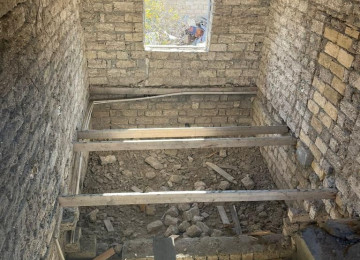 Kürdəxanının mərkəzi, yolun 50 metr kənarında,Zeytun