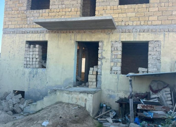 Kürdəxanının mərkəzi, yolun 50 metr kənarında,Zeytun