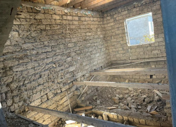 Kürdəxanının mərkəzi, yolun 50 metr kənarında,Zeytun