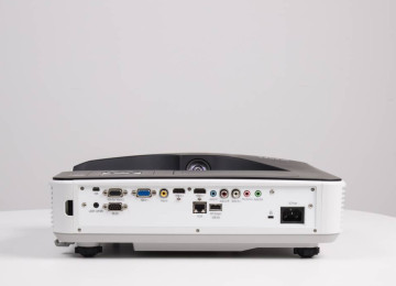 Proektor i3 Lazer cox işıqlı göstərir. İşiqli otaqda da