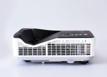 Proektor i3 Lazer cox işıqlı göstərir. İşiqli otaqda da