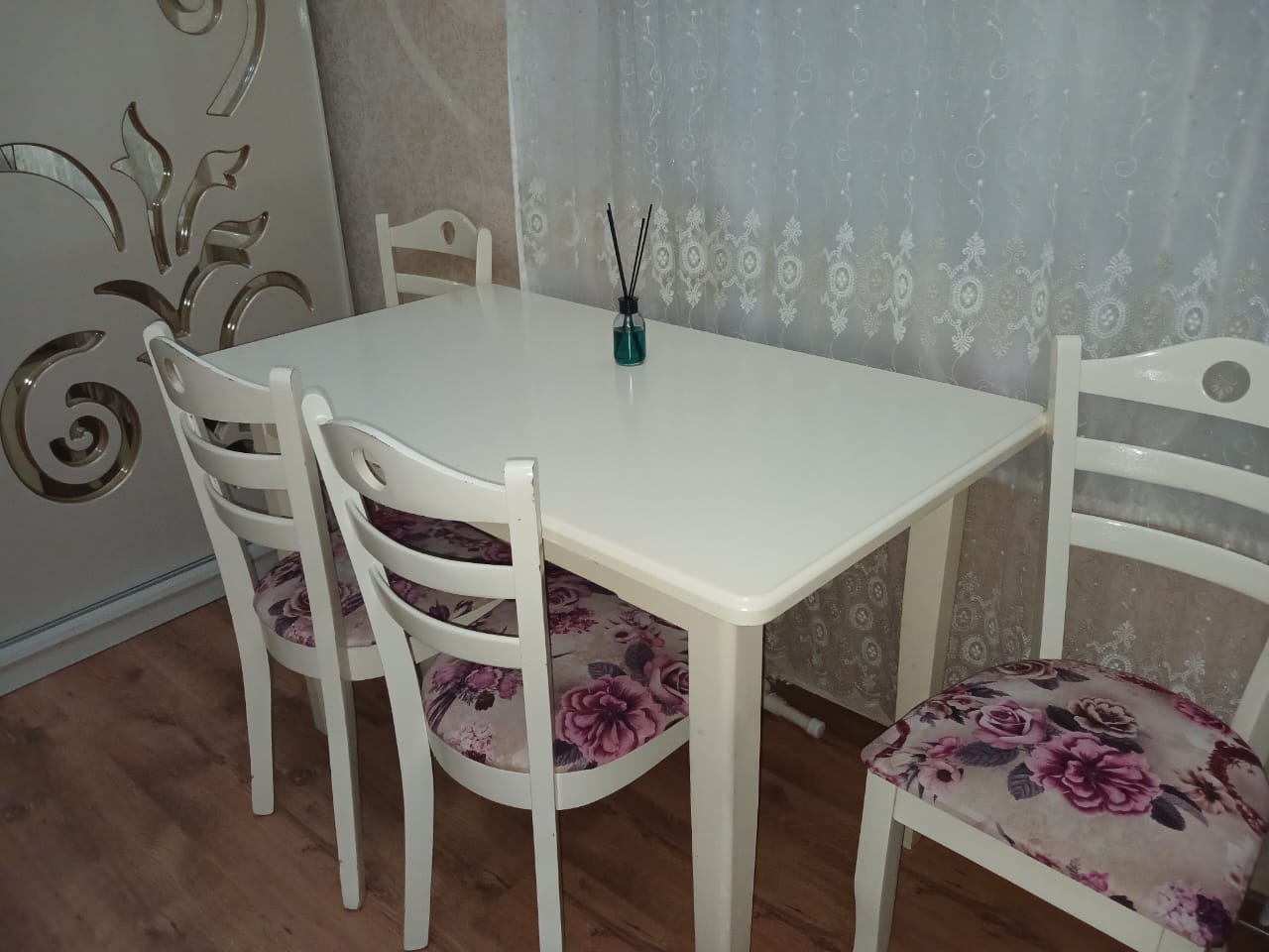 Stol+4 stul MDFdir. Köçlə bağlı təcili satılır. Heç bir