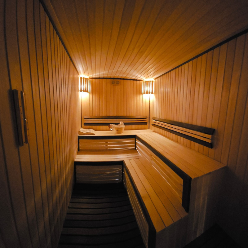 Sauna yiqilmasi Bütün ölçülərdə saunaların yığılması və sauna