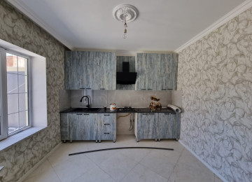 Zabrat 1 qesebinde tam merkez yerde Qai ilə üz üzə yolda