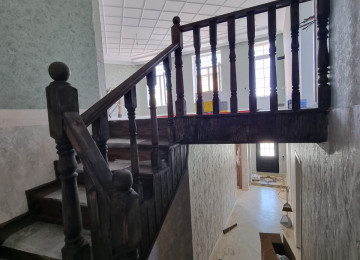 Zabrat 1 qesebinde tam merkez yerde Qai ilə üz üzə yolda