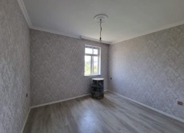 Zabrat 1 qesebinde tam merkez yerde Qai ilə üz üzə yolda