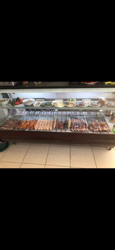 Vitrin soyuducu Kolbasa vitrini uzunluq 2 metr eni 1 metr işləkdir. Çürüyü