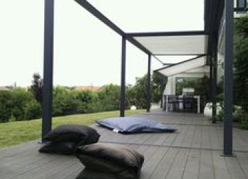 açıq kafelərin yağışdan qorunmağ üçün perqola ilə