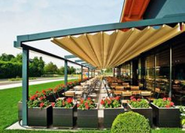 açıq kafelərin yağışdan qorunmağ üçün perqola ilə