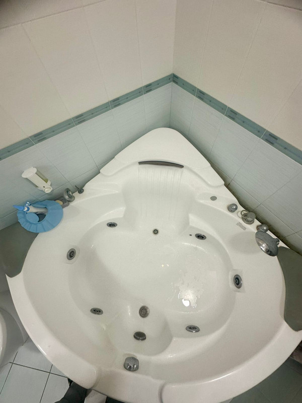 Cakuzi vanna Cakkuzi ölçü 1.5x1.5 m hər şeyi işləkdir. Qiyməti 240 azn.