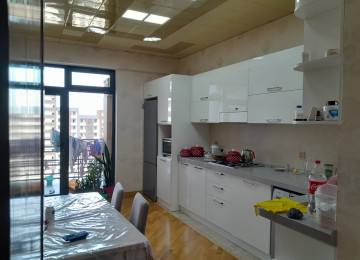 Azadlıq Prosbekti 28 may metrosunun yanında tikilmiş yeni