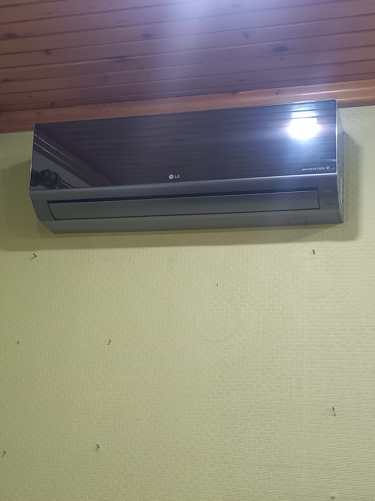 LG kondisioner 80 kv təzədən seçilmir. Qiymət 650 azn.