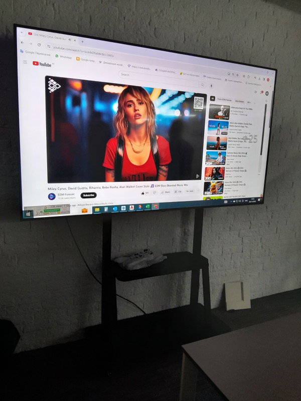 Tv stend satılır 32 leddən 100 ledə kimi. 200 ekrana kimi Televizorlar üçün