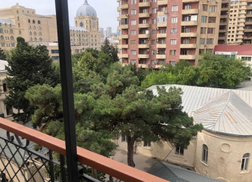 Şəhərin mərkəzində! Qış parkının yanında, Bravo marketi,