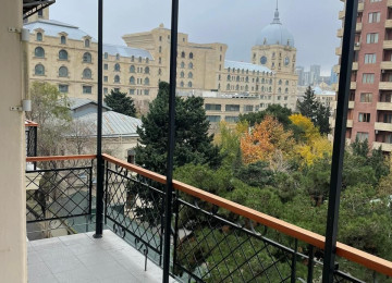 Şəhərin mərkəzində! Qış parkının yanında, Bravo marketi,