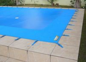 qış aylarında hovuzu xarici təsirlərdən qorumaq üçün örtük