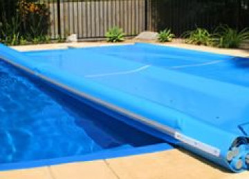 qış aylarında hovuzu xarici təsirlərdən qorumaq üçün örtük