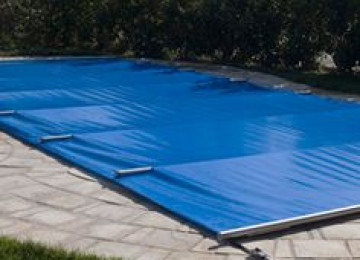 qış aylarında hovuzu xarici təsirlərdən qorumaq üçün örtük